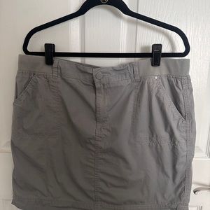 Gloria Vanderbilt, 100% cotton skort, size 16. $15.